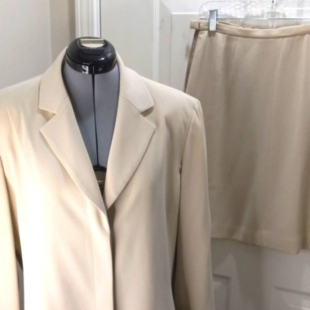 NWT Emanuel Ungaro, Beige Two Piece Blazer/Skirt Suit, Size  14-12